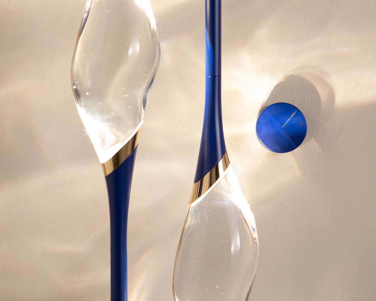Il Pezzo 12 Floor Lamp in blue majorelle and gold finish, light on, showing crystal light patterns on the wall
