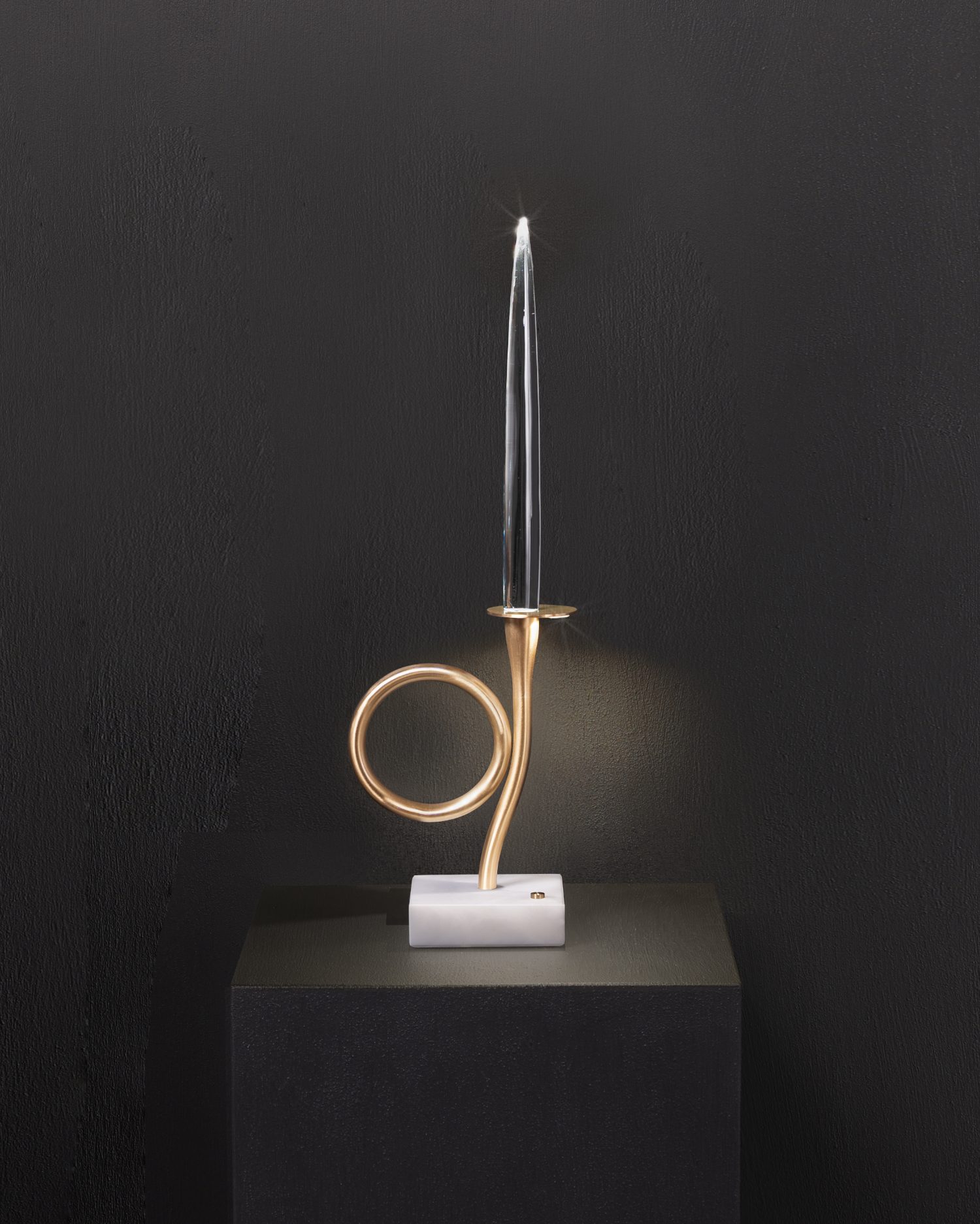 Il Pezzo 3 Bugia, one-light edition — rechargeable crystal, brass and alabaster table lamp, still life