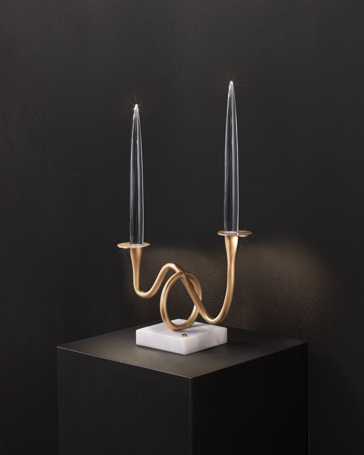 Il Pezzo 3 Bugia, two-light edition — rechargeable crystal, brass and alabaster table lamp, still life