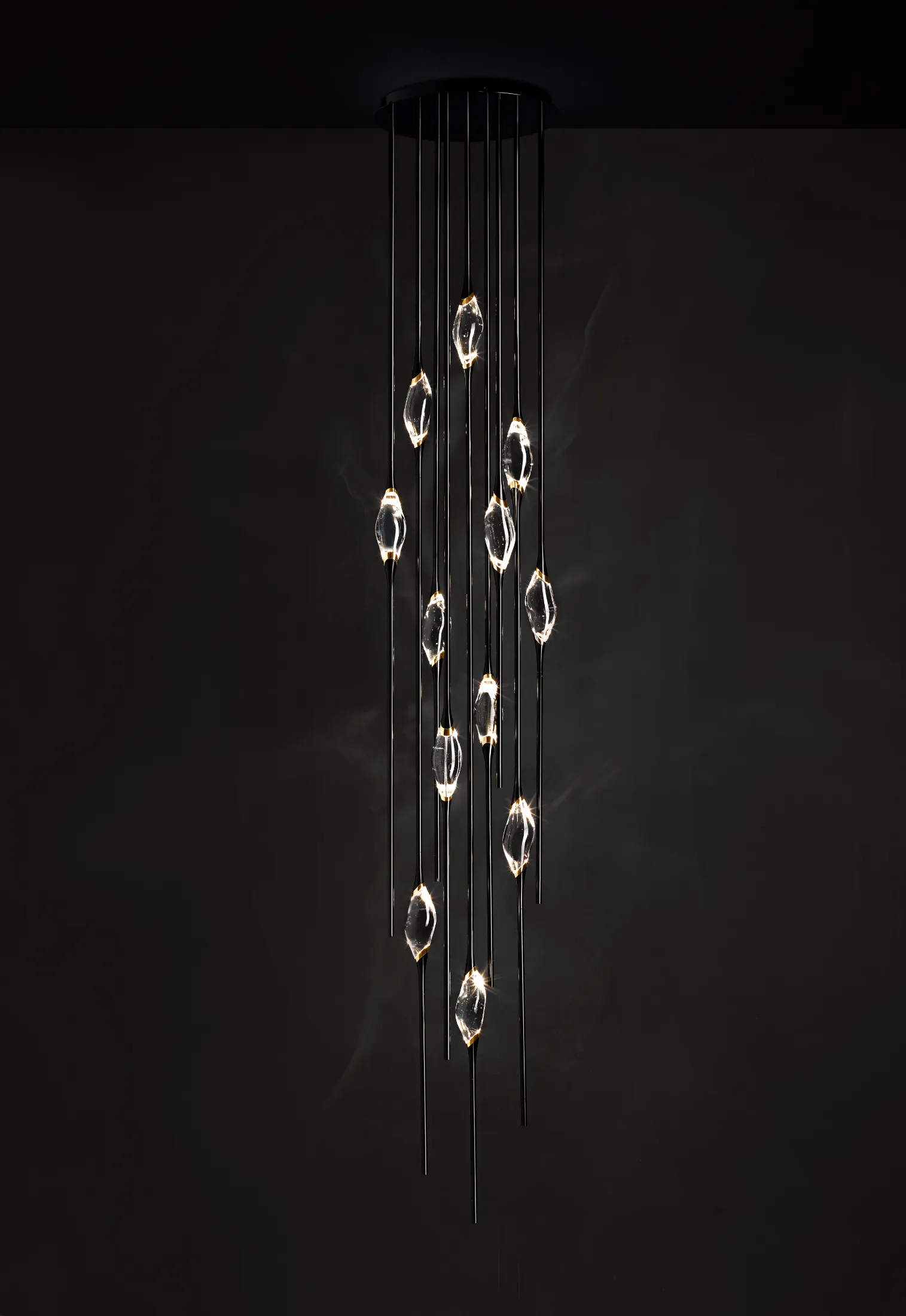 Il Pezzo 12 Cluster chandelier in black and gold finish