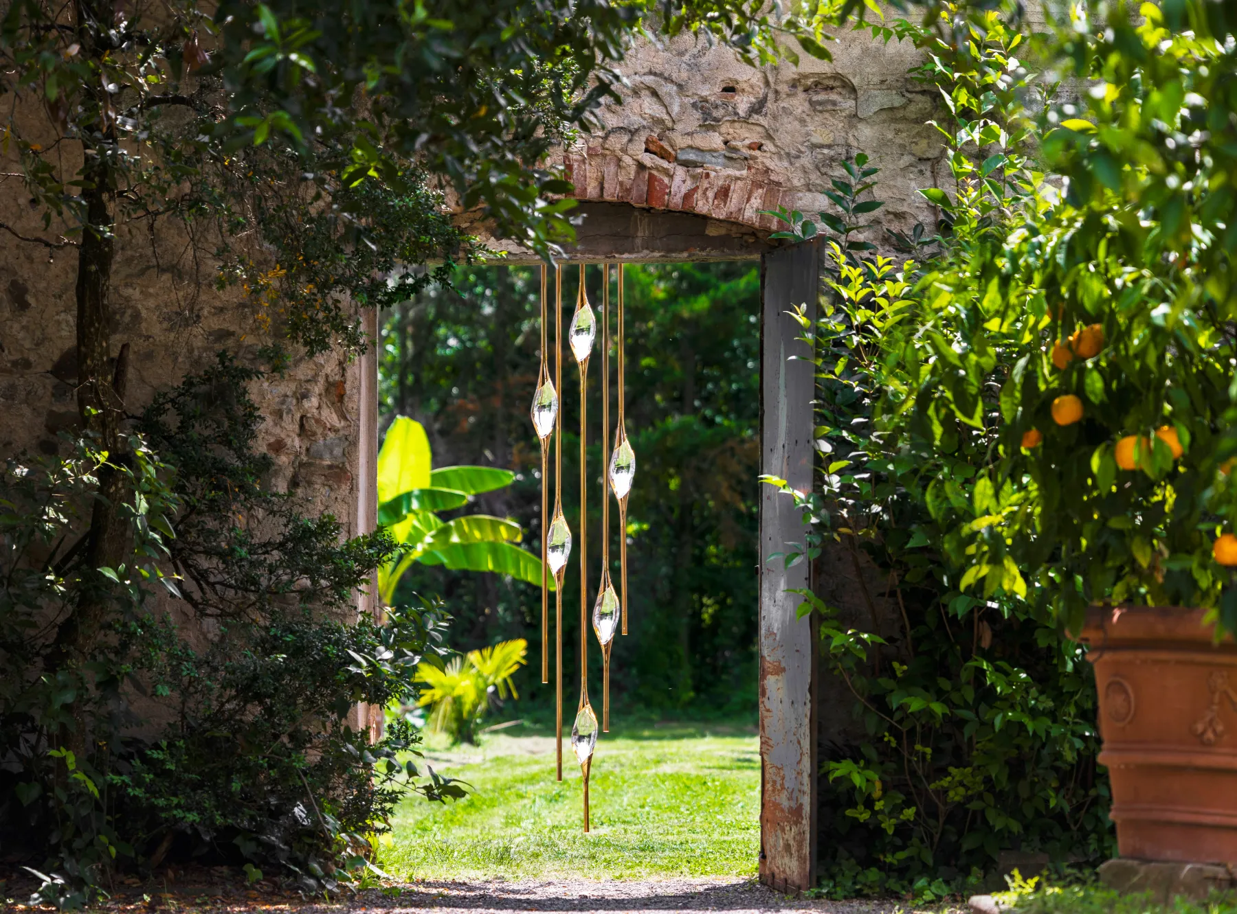 Il Pezzo 12 Cluster chandelier hanging in the garden portal of the Bisarno castle, Florence