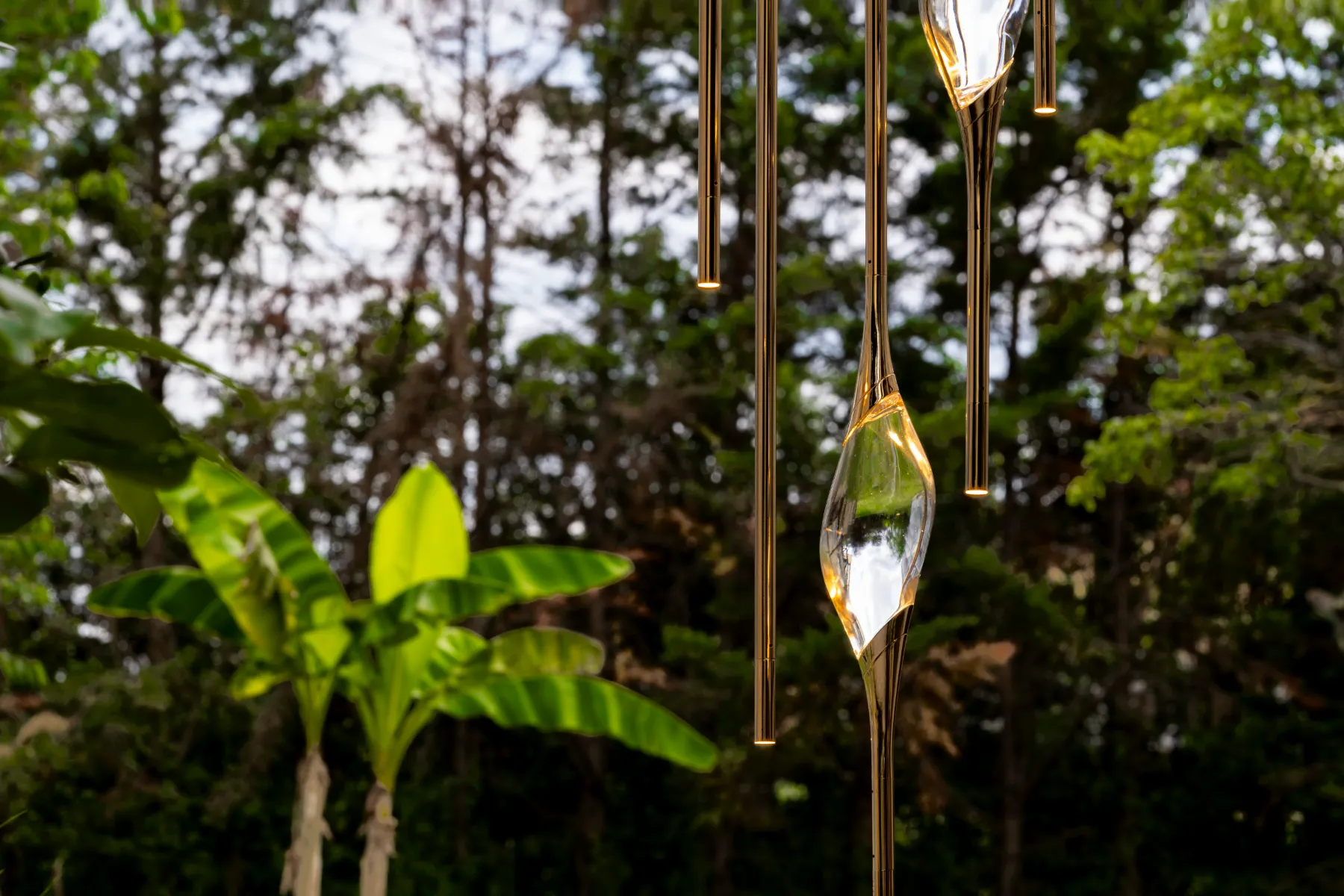 Il Pezzo 12 Cluster chandelier lit, warm light inside the solid crystal