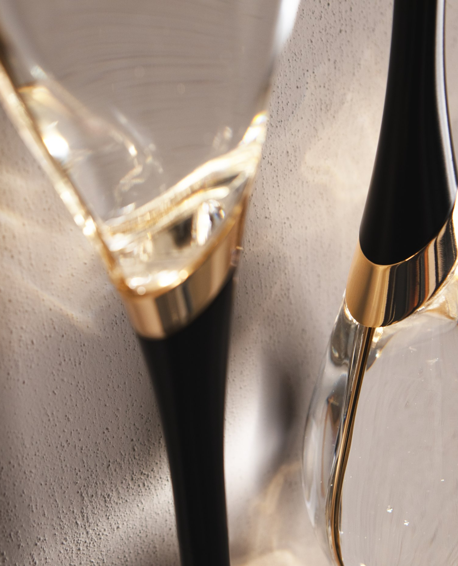 Close-up of the solid crystal and the gold detail