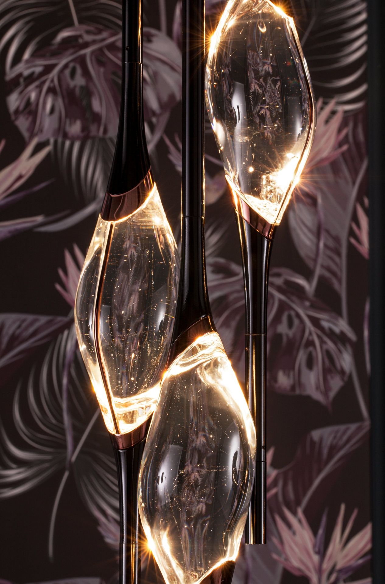 Il Pezzo 12 Round Chandelier, close-up of the lit crystals