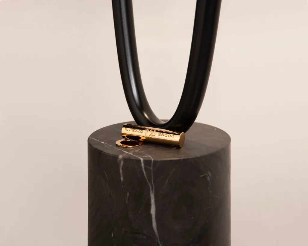 il-pezzo-12-floor-lamp-black-gold-detail-marble-base.webp